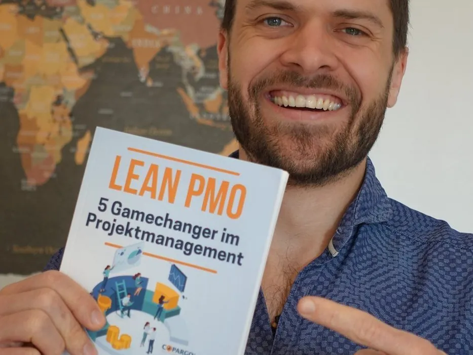 Nils Westrich mit dem Buch Lean PMO