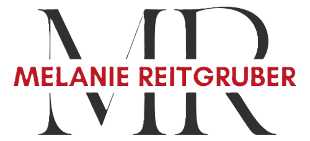Melanie Reitgruber Logo mit großen, grauen M und R Initialen und rotem Text.