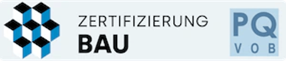 Logo mit blauen, schwarzen und weißen 3D-Würfeln, Text "ZERTIFIZIERUNG BAU" und "PQ VOB" in blauem Quadrat.