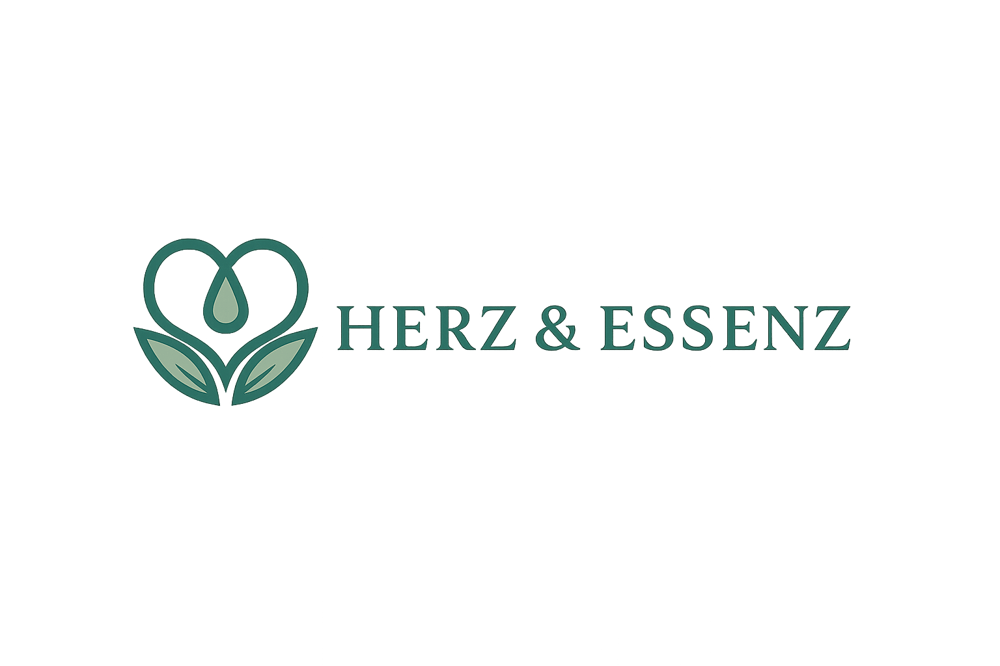 Grünes Logo mit einem Herz aus Blättern und einem Tropfen, daneben der Text "HERZ & ESSENZ".