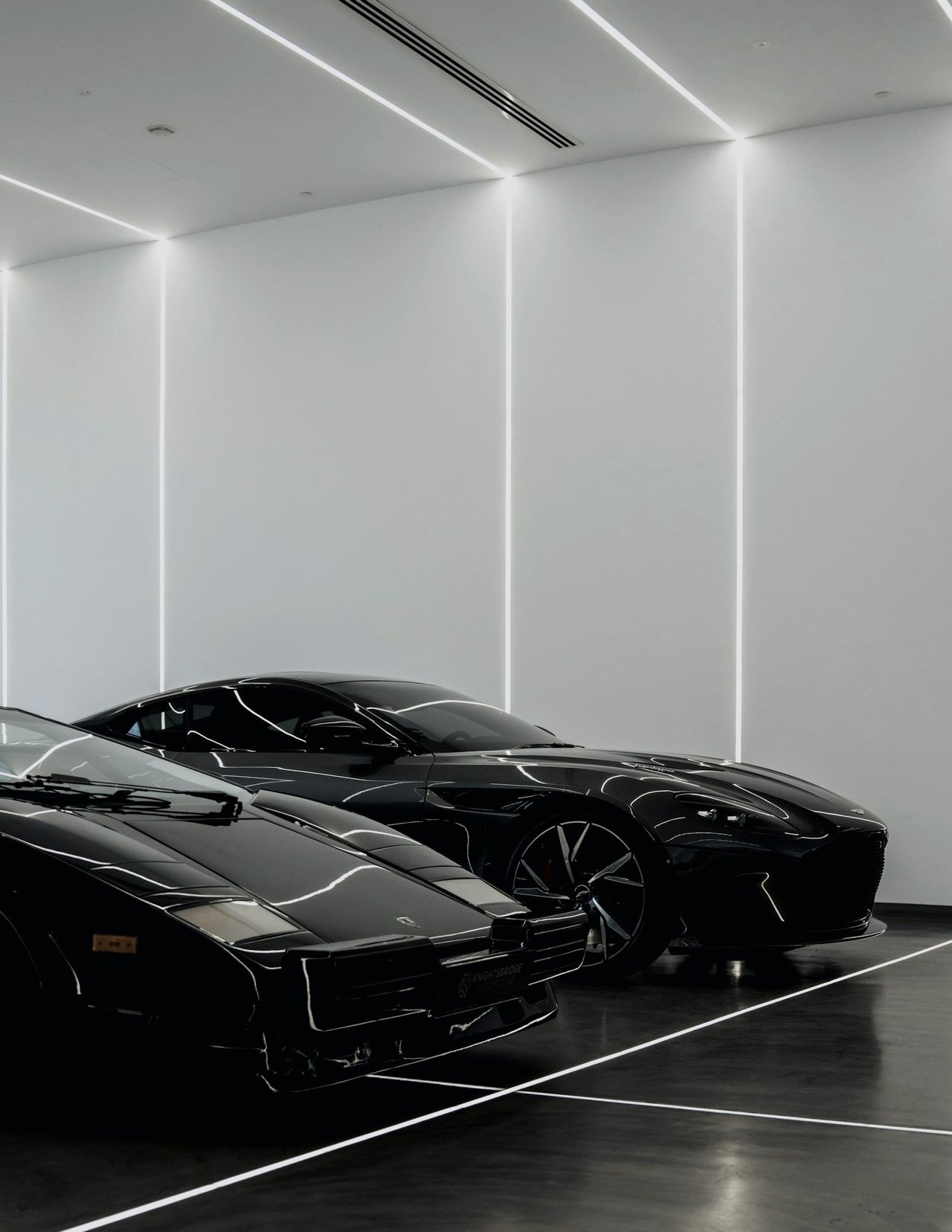 Sportwagen im Showroom eines Partners