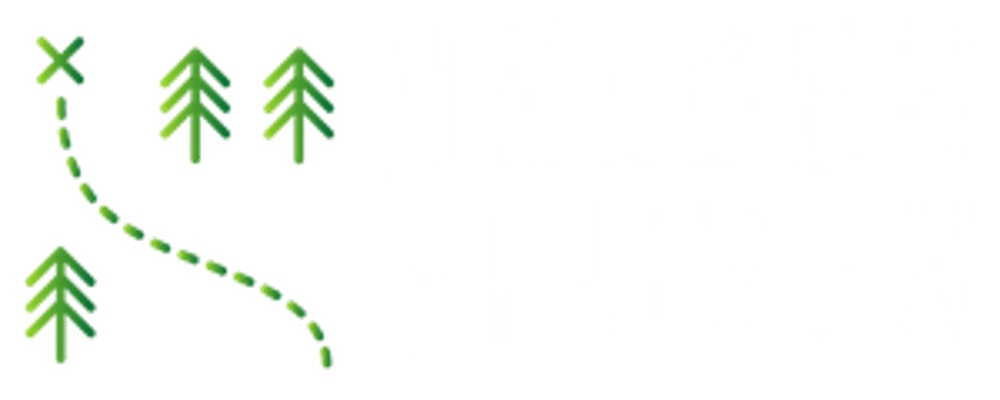 Grünes Logo mit Bäumen und einer gestrichelten Linie, die zu einem X führt, daneben der Text "HELDEN SPUREN".