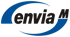 envia M Logo: "envia M" in schwarzer Schrift, umgeben von zwei blauen, geschwungenen Bögen.