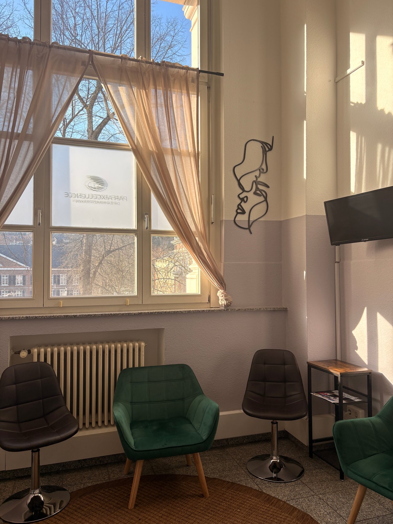 Wartezimmer mit Stühlen