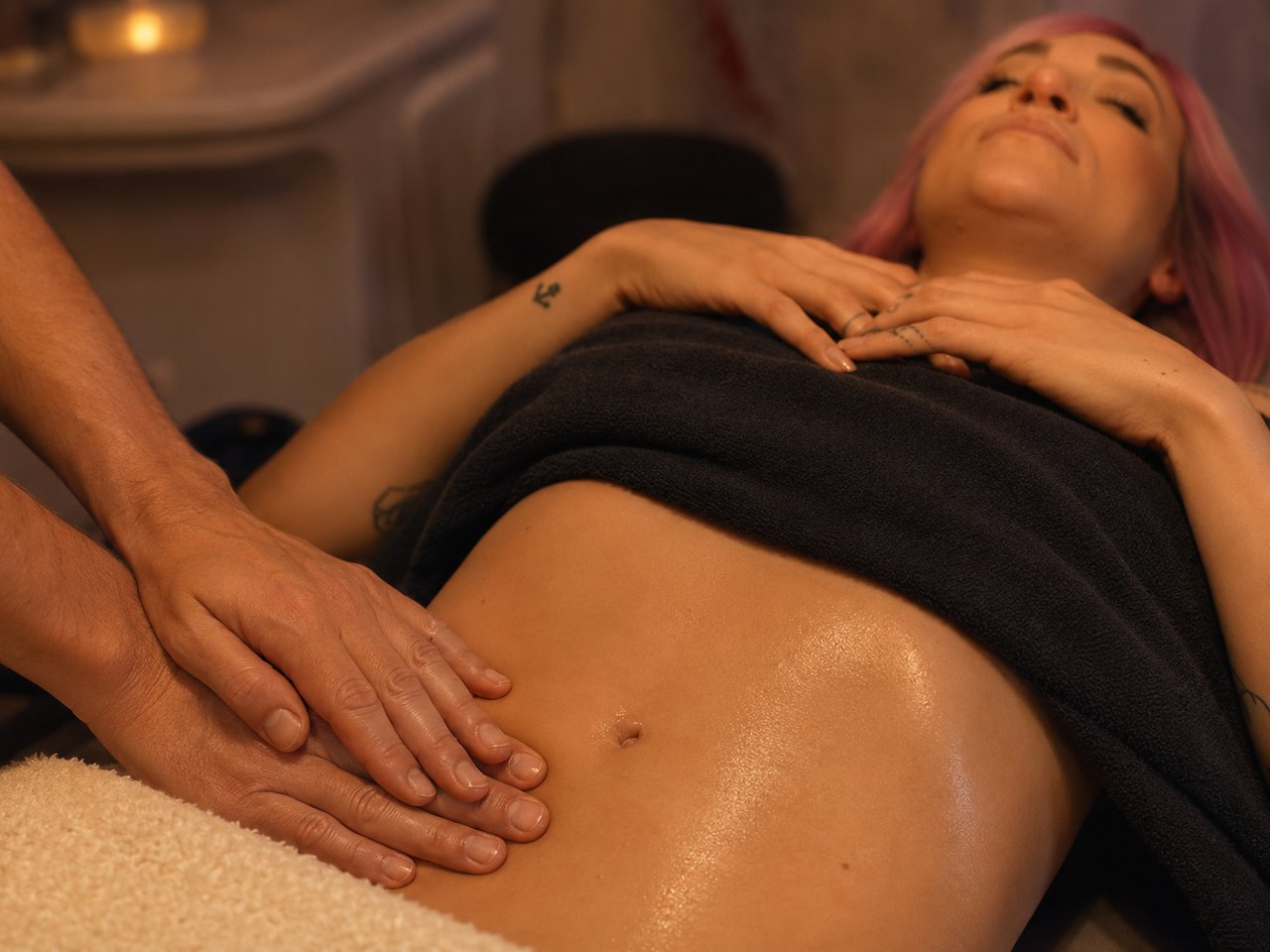 Nahaufnahme der Grifftechnik bei der brasilianischen Lymphmassage im SWON Studio in Pforzheim