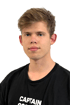 Junger Mann mit blonden Haaren und blauen Augen, der ein schwarzes T-Shirt mit weißem Text trägt.