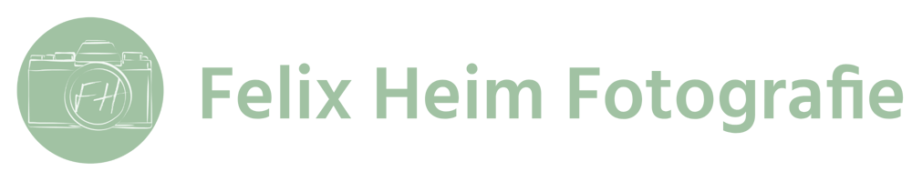 Logo von Felix Heim Fotografie mit einem kreisförmigen Kamera-Icon und dem Namenszug in Salbeigrün auf schwarzem Grund.