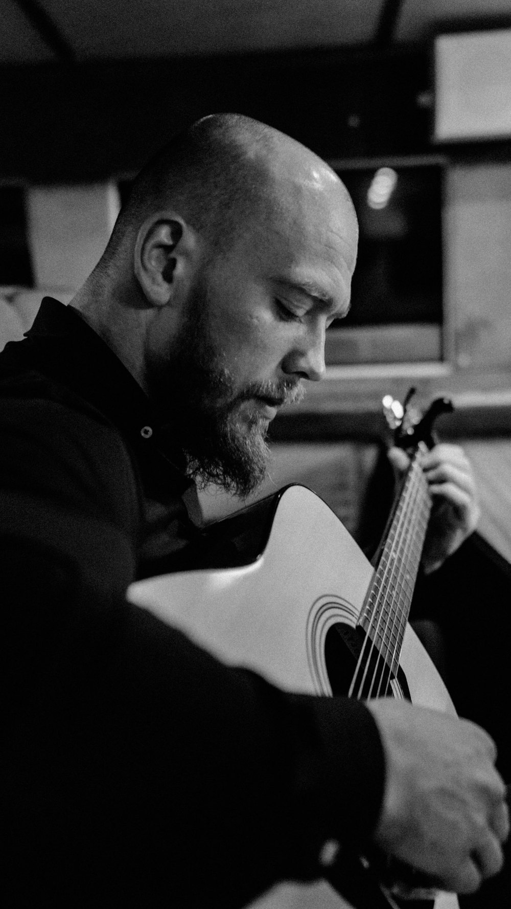 Mann mit Gitarre im Profil, Schwarz-Weiß