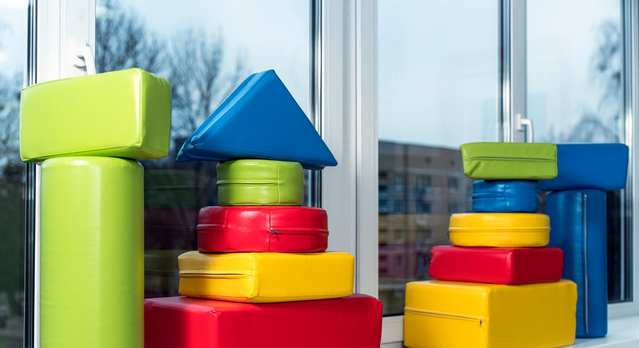 Glasreinigung für Gewerbe in Berlin: saubere Glasflächen in einem Kindergarten.
