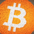 Bitcoin-Logo aus weißen 3D-Pixeln auf orangefarbenem quadratischem Pixelhintergrund.