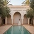 Riad pool courtyard mit Frau im weißen Kleid