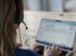 Therapeutin hat den Live-Chat am Laptop geöffnet