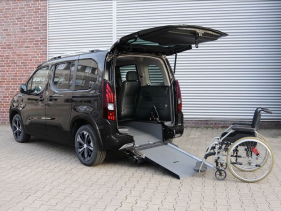 Peugeot e-Rifter mit Heckausschnitt – Bild 2