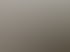 Luftaufnahme eines Schrottplatzes mit Gebäuden, Fahrzeugen und Metallschrott unter bewölktem Himmel.