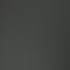 Mann im Anzug arbeitet am Computer in einem modernen, schwach beleuchteten Büro mit mehreren Schreibtischen.