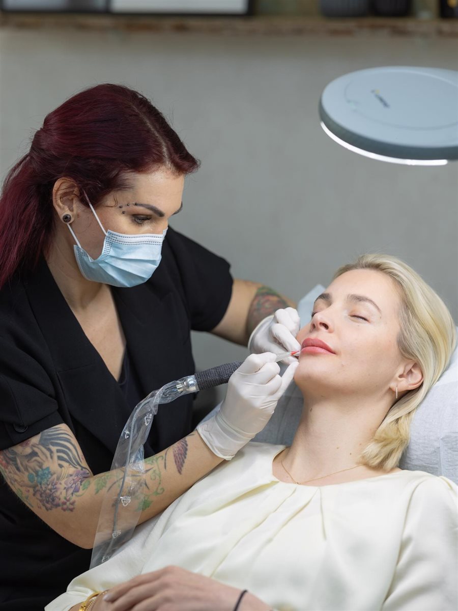 Sara Pavo bei einer Lippenpigmentierung