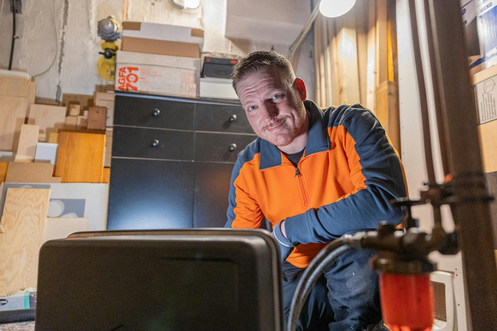 Kundendienstmonteur von Bliersbach Haustechnik bei der Arbeit an einer Heizungsanlage