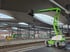 Arbeitsbühne an der wellenförmigen Unterdecke des Duisburger Hauptbahnhofs