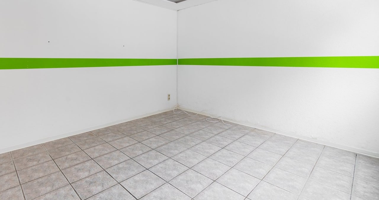 Wohnzimmer vor und nach dem virtuellen Staging