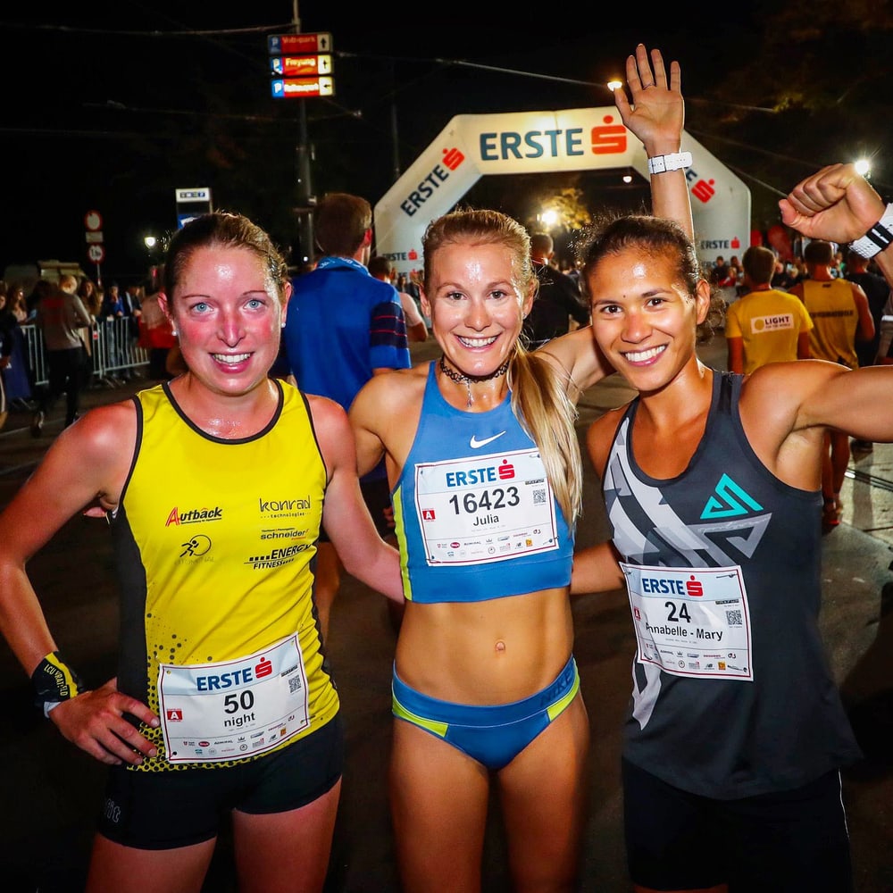 Julia Mayer mit Victoria Schenk (3.) und Annabelle Konczer (4.) beim Vienna Night Run 2019