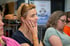 Nachdenkliche Teilnehmerin beim Live-Treffen des Visual PRO Camps