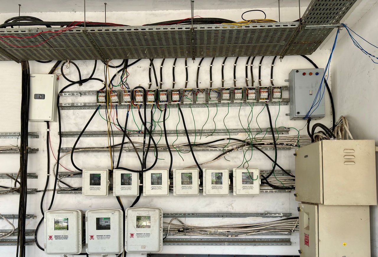 Electrician installing a new 200 amp electrical panel in a San Mateo home