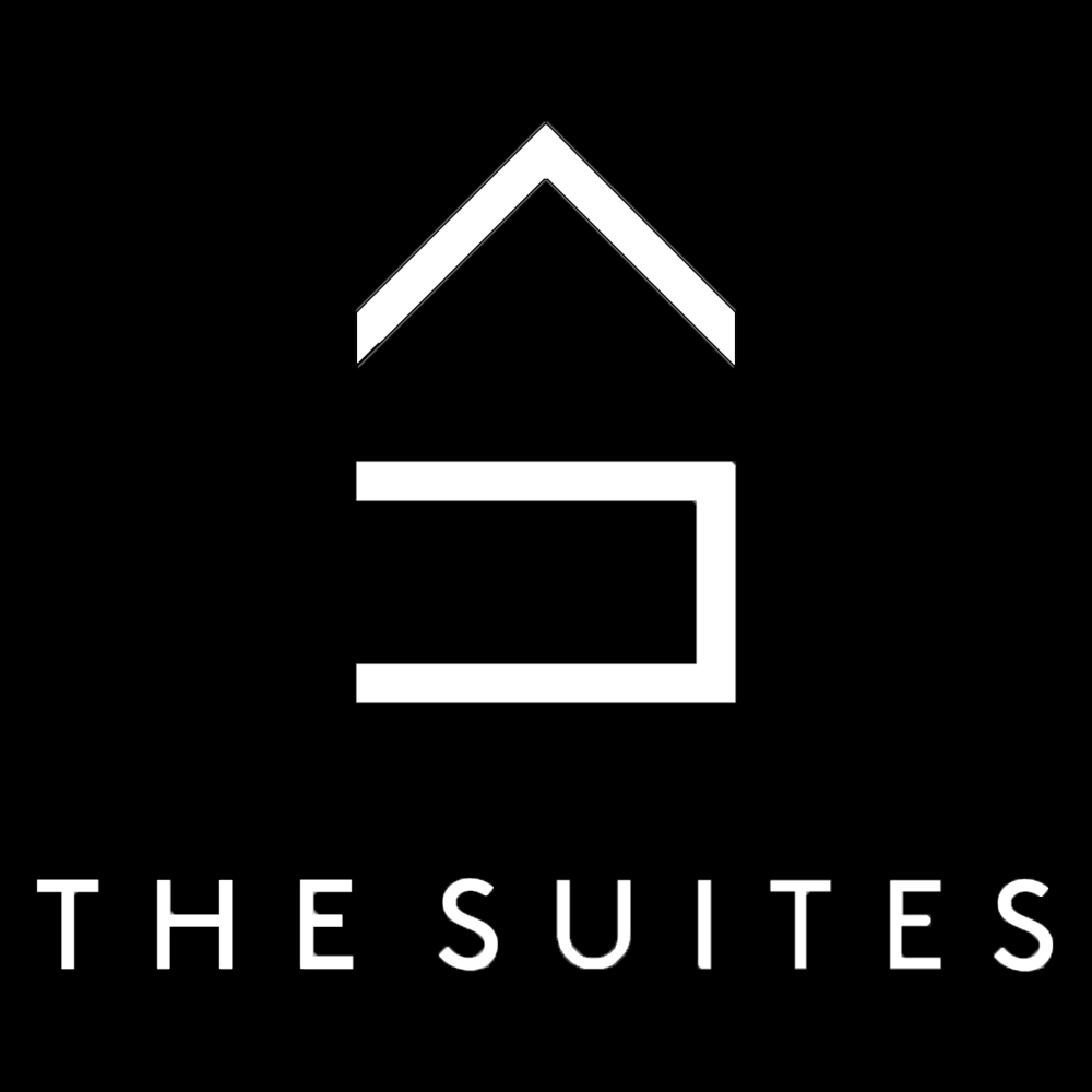 Weißes Logo mit stilisiertem Haus und Text "THE SUITES" auf schwarzem Hintergrund.