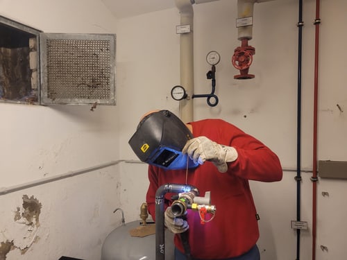 Fachkraft der LI Rohrleitungsbau GmbH bei Reparaturarbeiten