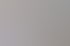 Zwei Frauen besprechen Dokumente an einem Empfangstresen in einem hellen Büro.
