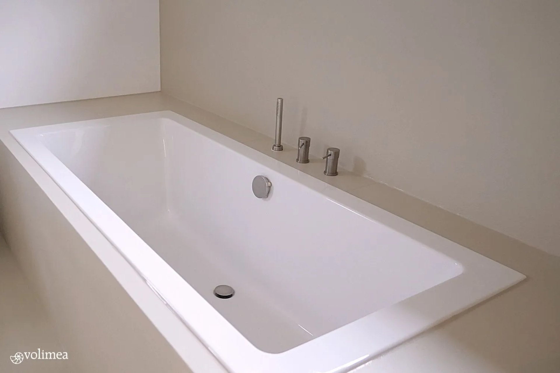 Fugenlos beschichtetes Bad mit Badewanne in Lichtgrau