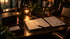 Beleuchteter Schreibtisch mit Notizbuch, Dokumenten, Kaffeetasse und Lampe in einem dunklen Arbeitszimmer bei Abendlicht.