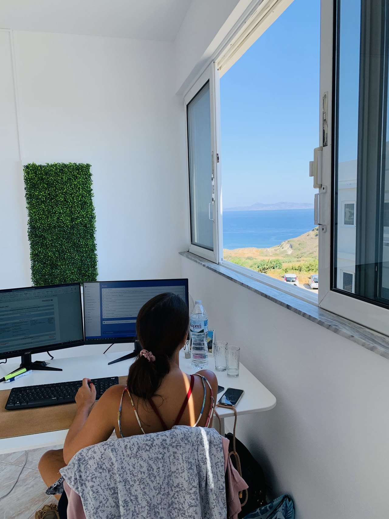 Arbeitsplatz mit Blick auf das Meer im Be-Works-Büro auf Rhodos