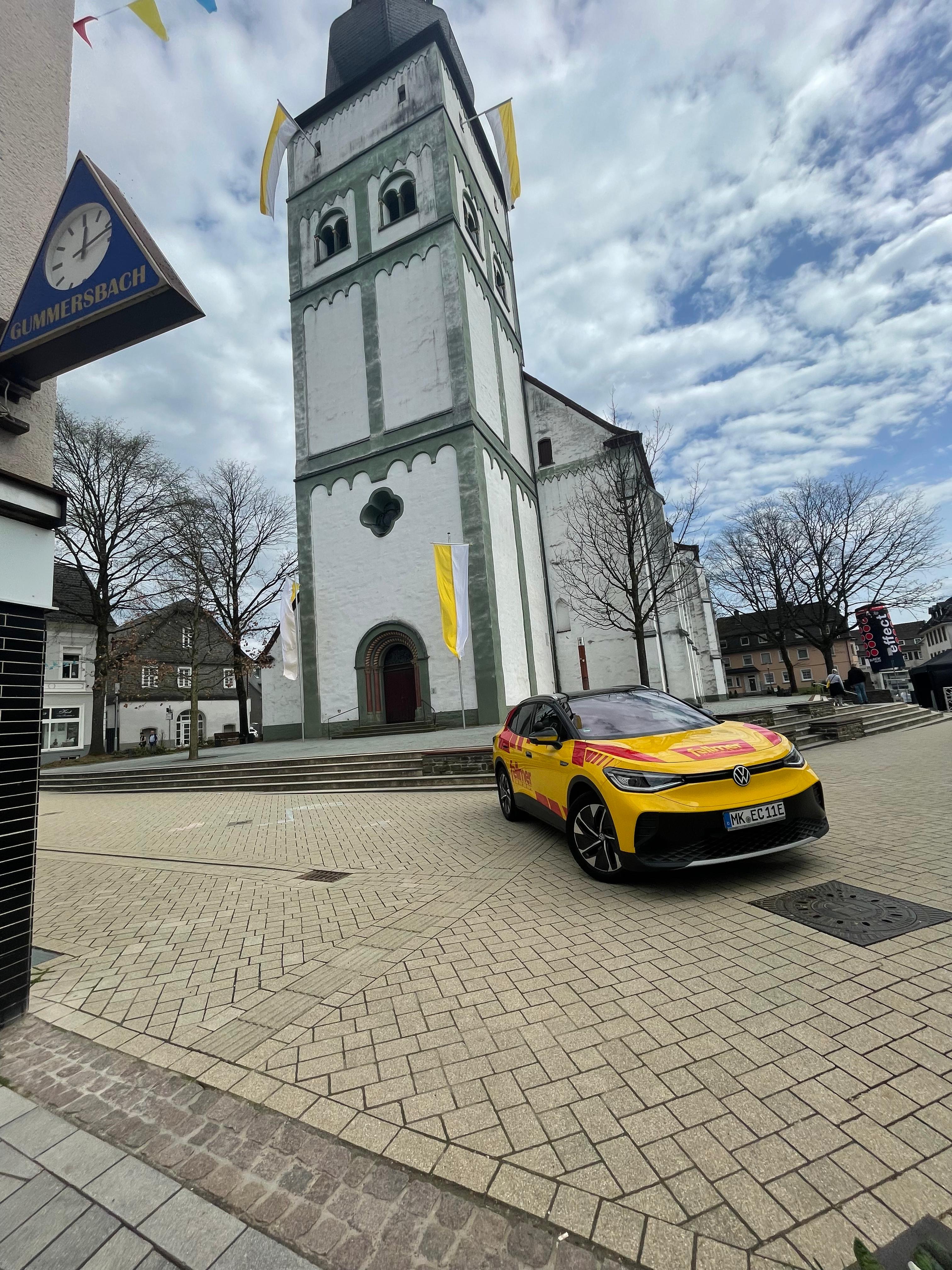 Fahrschulauto der Fahrschule Fellmer in einem Ort im Sauerland