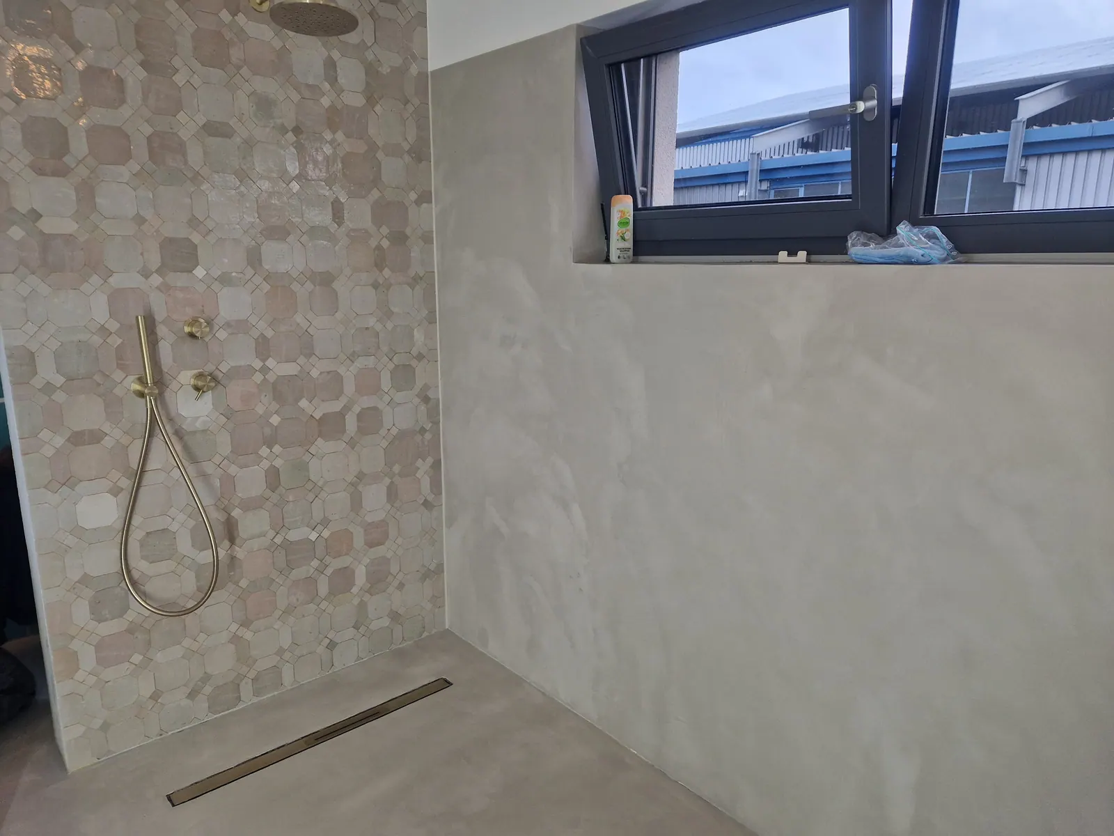 Spachtelboden in einer bodengleichen Dusche