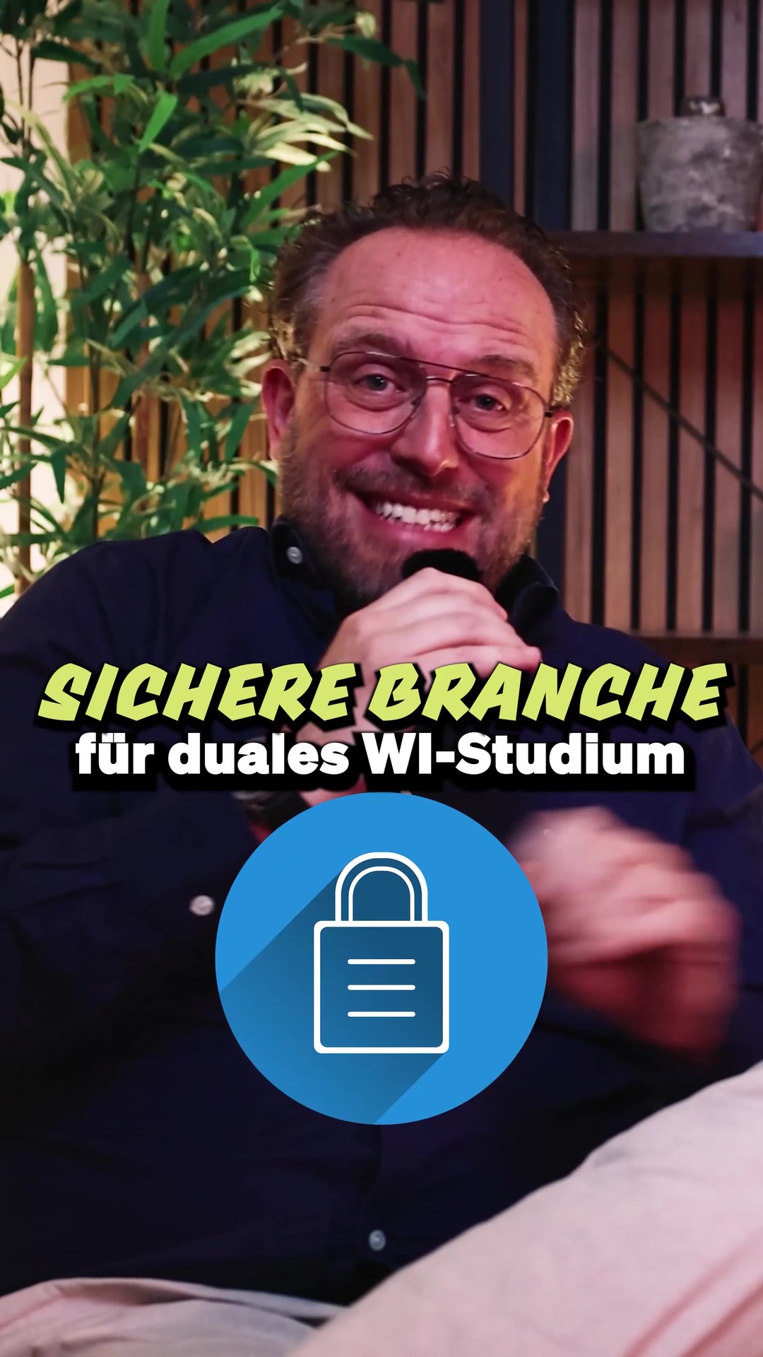 Mr. Karriere erklärt im gestellten Interview, warum die Finanzbranche als stabiles Umfeld für ein duales Studium der Wirtschaftsinformatik gilt.