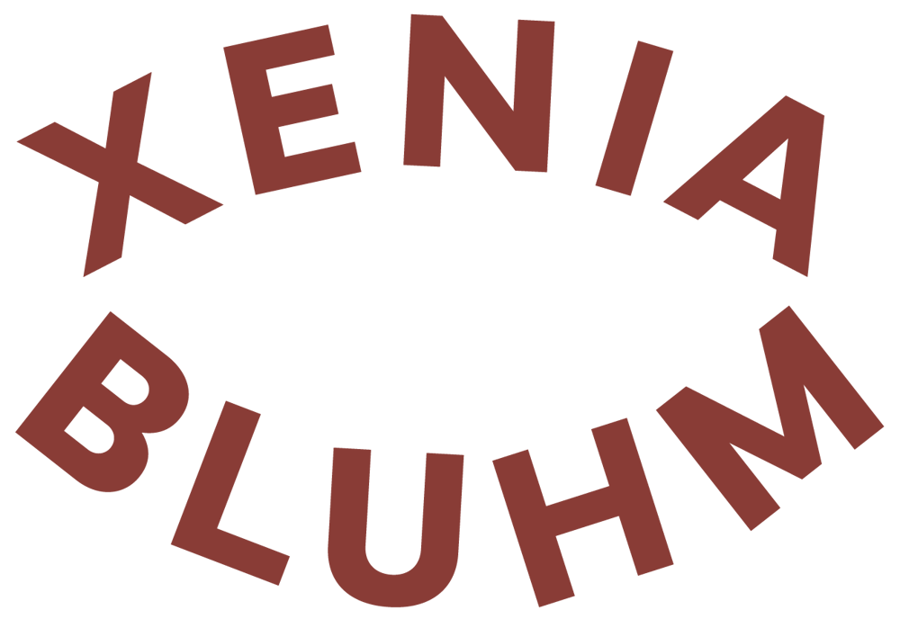 Roter Text "XENIA BLUHM" in ovaler Form auf dunkelgrünem Hintergrund.