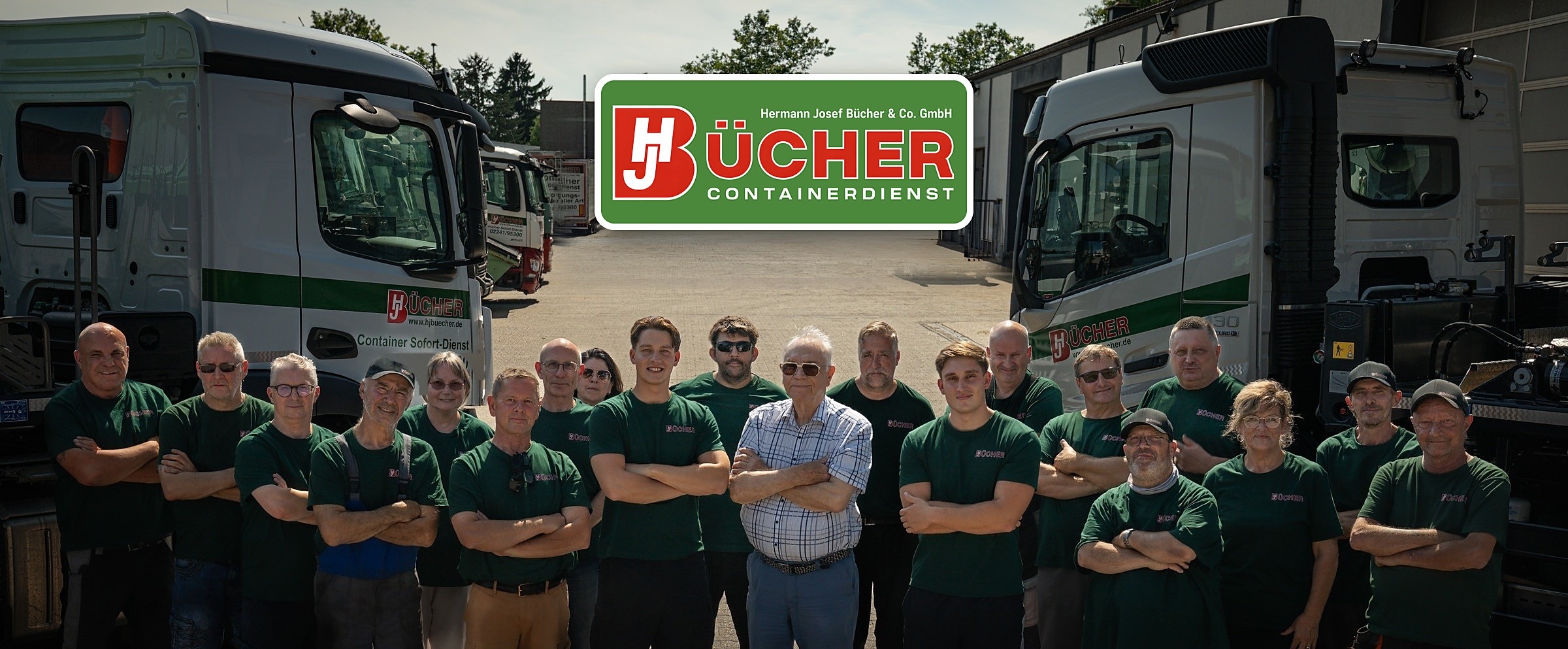 Das Team des Bücher Containerdienst vor dem Fuhrpark