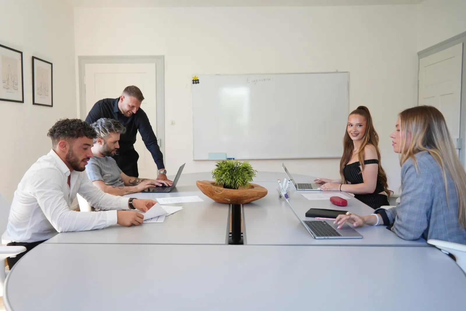 Besprechung am großen Tisch im Eigenwerk-Büro