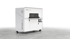Zwei Stratasys F170 und F370 3D-Drucker mit einem goldenen J und einem roten Sitz im Druckraum.