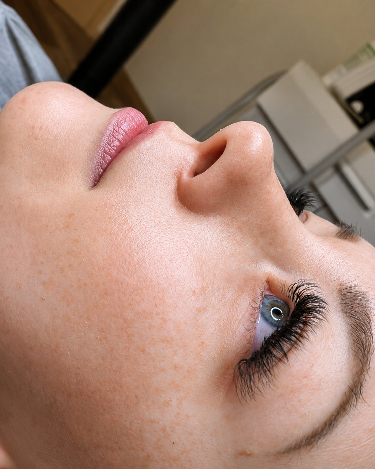 Wimpernverlängerung an der Augenpartie einer Kundin bei SWON in Pforzheim, Aufnahme 3