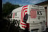 Weißer VW Crafter Transporter mit "KS Fußbodenheizung"-Logo, Arbeiter verlegt Fußbodenheizung.