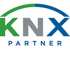 KNX Partner Logo: KNX in Grün und Grau, darunter das Wort Partner in Blau, mit einem Bogen darüber.