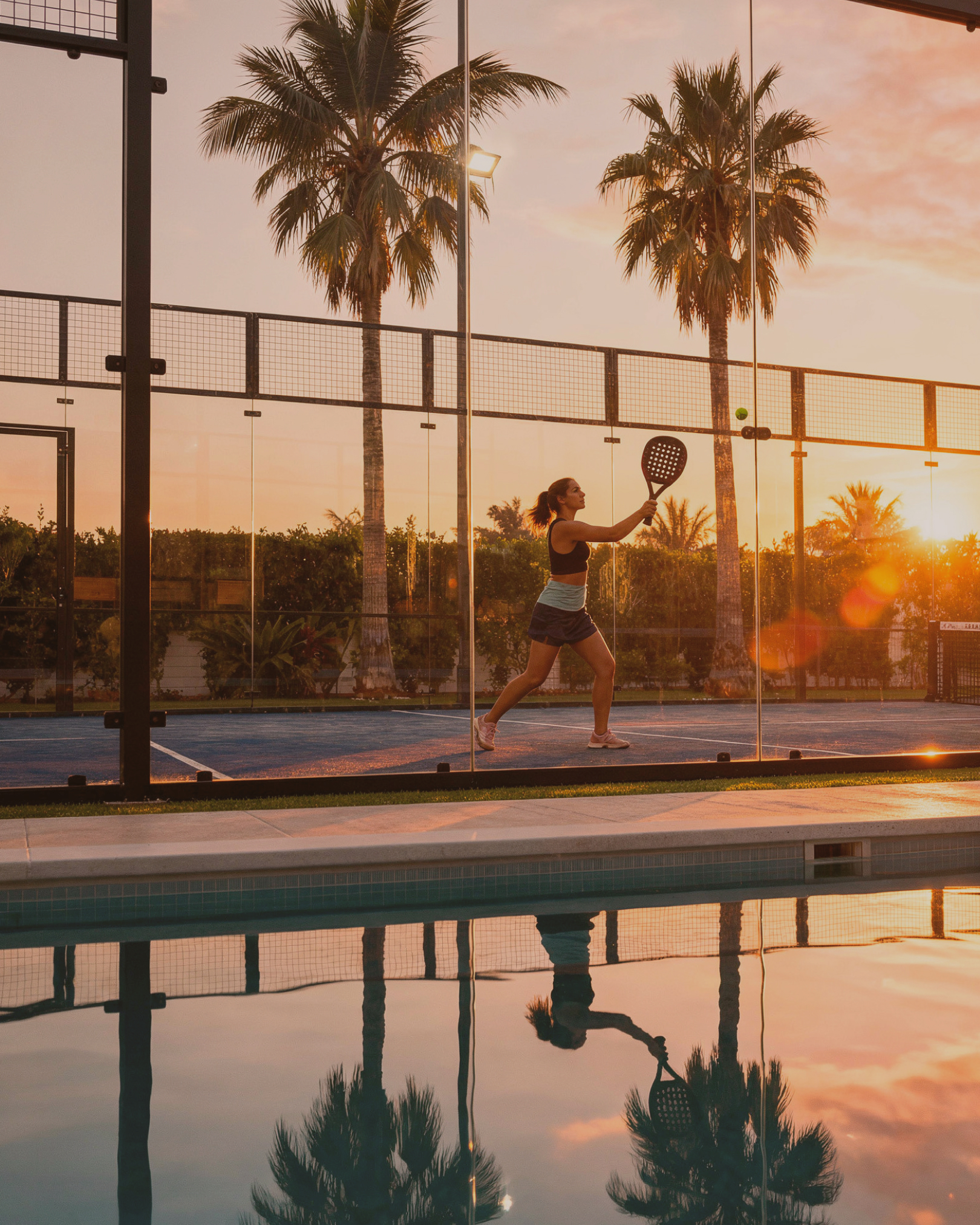 Padel Court neben dem Pool