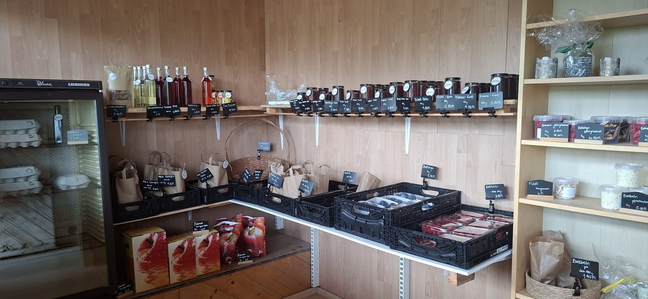 Innenansicht des Hofladens Bsondrigs mit Regalen und Kühlschrank