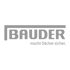 Bauder Logo: „BAUDER macht Dächer sicher.“ in Grau auf dunkelgrünem Hintergrund.
