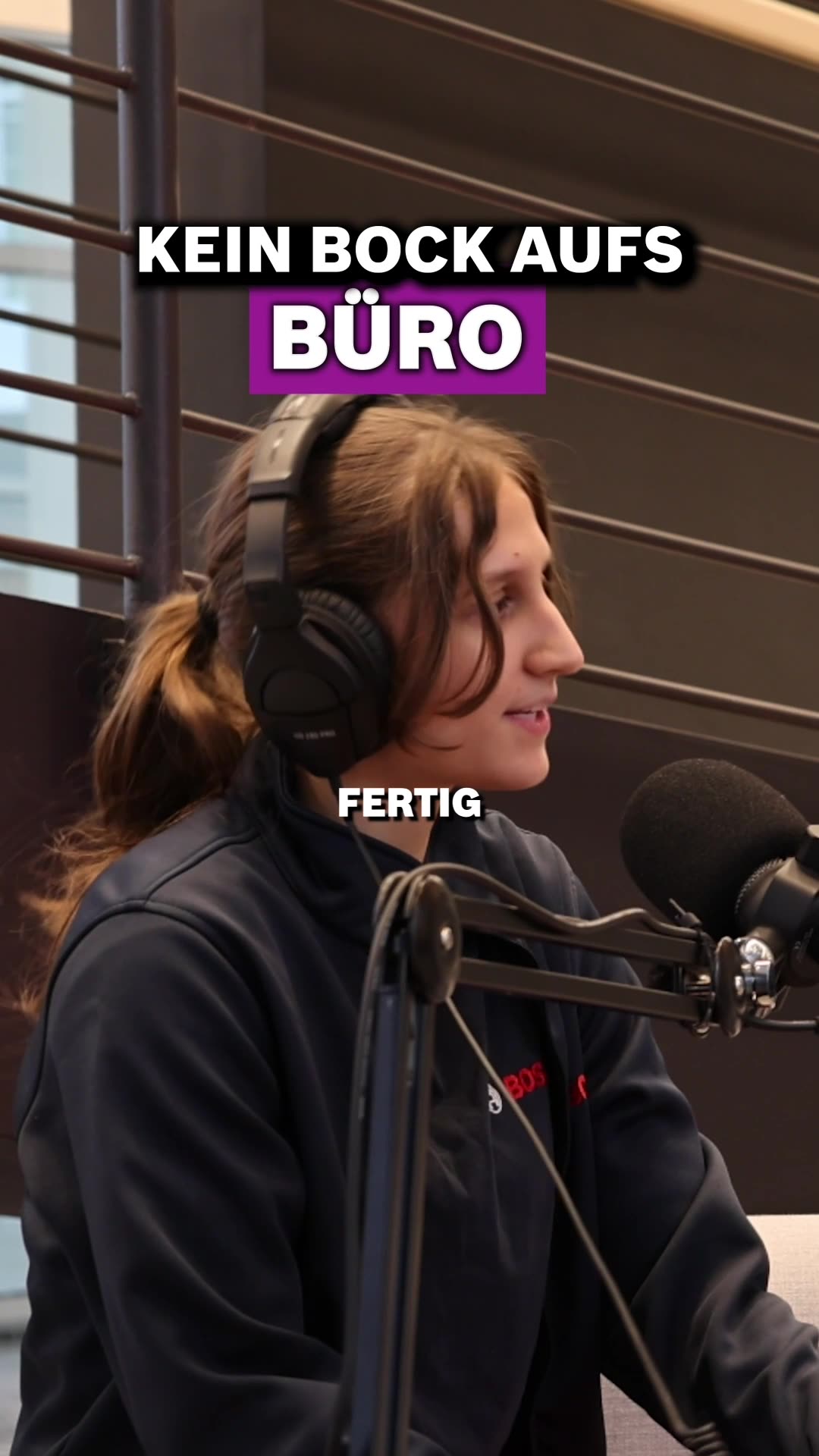 Standbild aus einem Kampagnenvideo im Podcast-Setup bei Bosch
