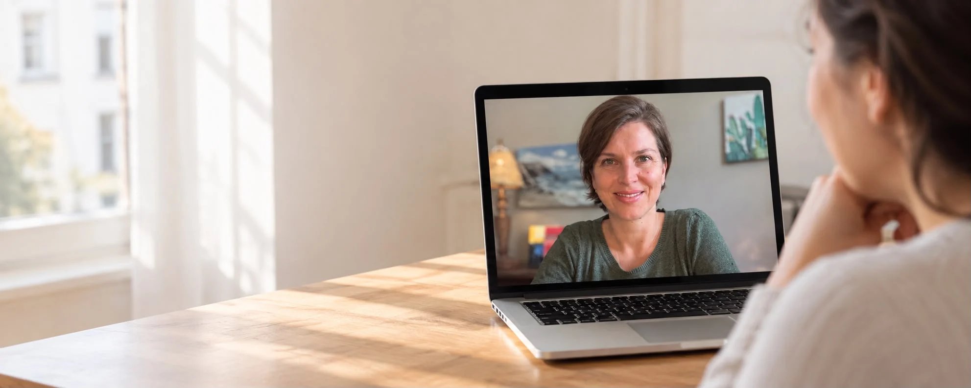 Lernende sitzt am Laptop, auf dem Bildschirm ist Lisa im Videogespräch