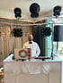 DJ Alexander Stephan bei Hochzeitsfeier hinter stilvollem weißen DJ-Pult mit Lichtanlage