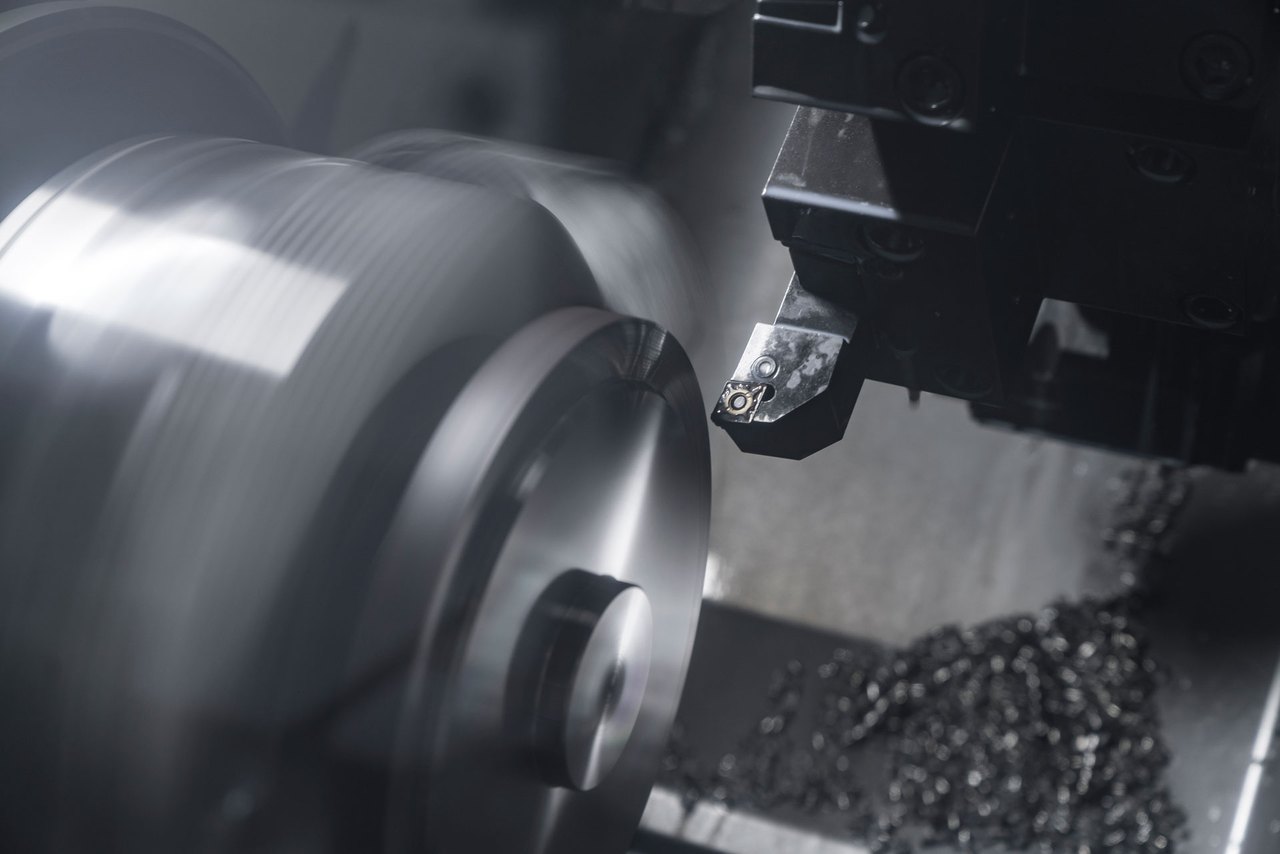 CNC-Drehzentrum bei der Bearbeitung eines Drehteils
