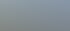 Fünf Zielscheiben mit den Nummern 2, 3, 4, 5 und 6 stehen auf einem trockenen Feld vor Bäumen.